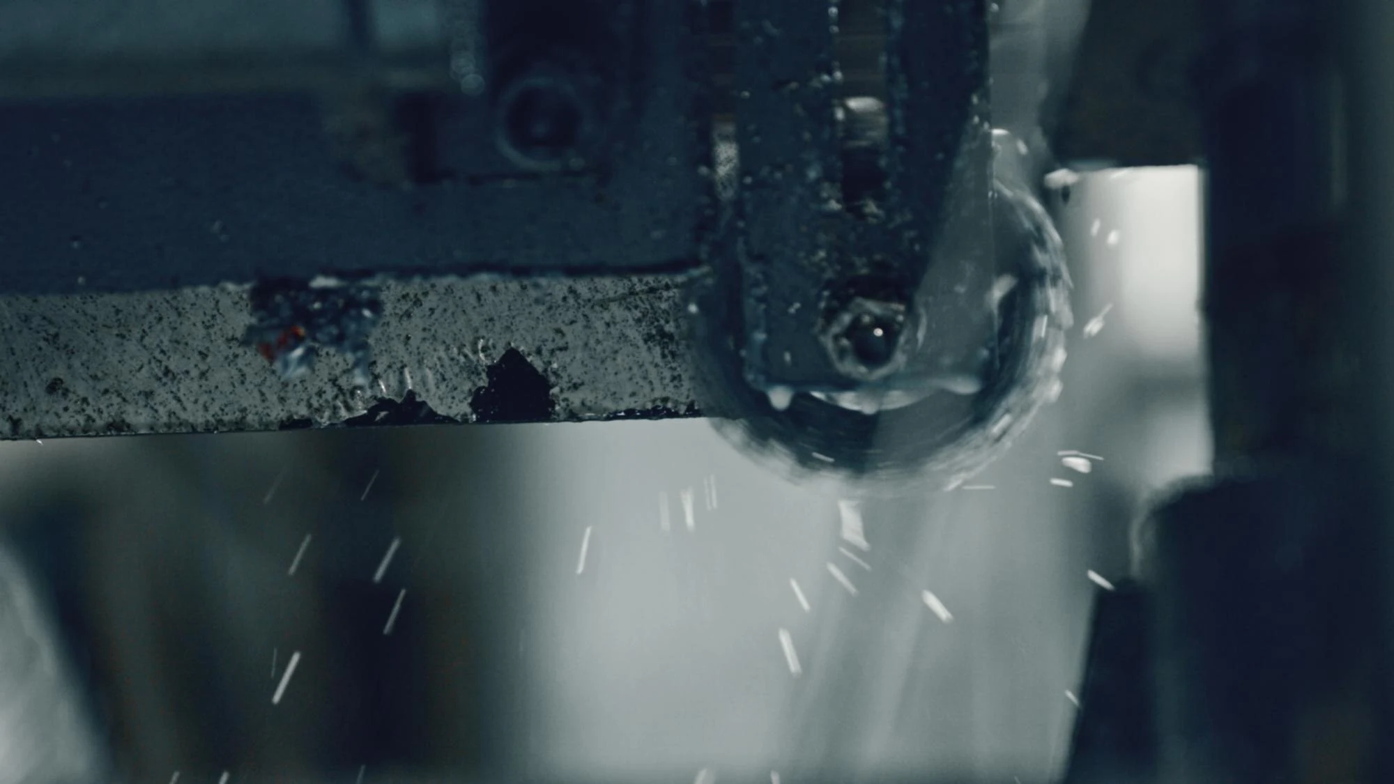 Freze tezgâhında metal işleme uygulaması